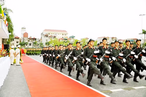 Được đào tạo bài bản nên các bạn trẻ thuộc thế hệ 8X đời cuối và 9X đời đầu duyệt binh đều tăm tắp.