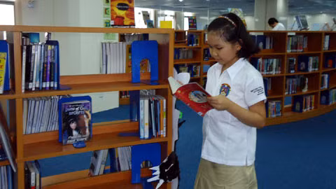 Em Ngọc đang đọc sách tại thư viện của trường. Ảnh do nhà trường cung cấp.