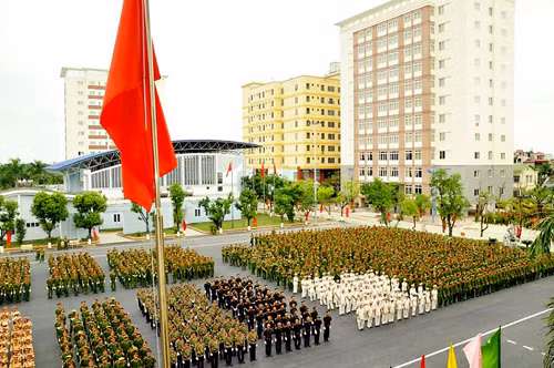 Sinh viên thuộc các ngành khác nhau với sắc phục khác nhau trong đội hình ngày khai giảng.