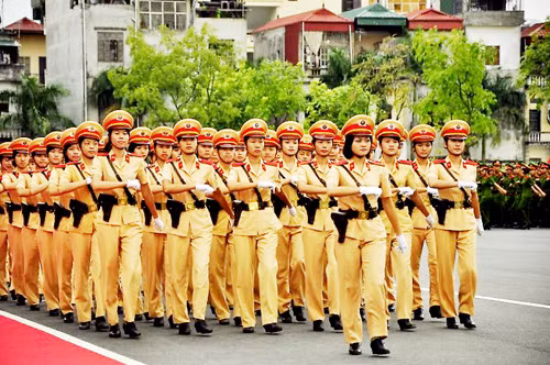 Nữ sinh trường Cảnh sát trong quân phục với lễ duyệt binh đón chào sinh viên mới.