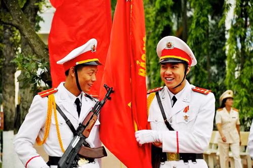 Niềm vui của các chàng sinh viên trong ngày đón năm học mới.