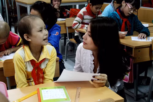 Trương Ngọc Ánh rơi lệ khi đến thăm lớp học Hy Vọng ảnh 3