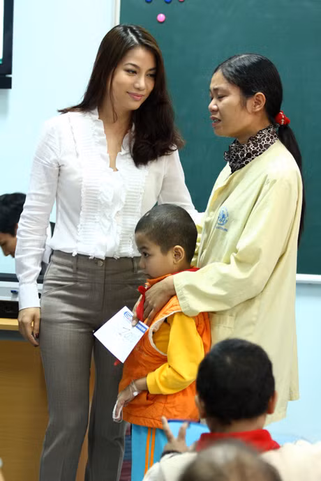 Trương Ngọc Ánh thay mặt Báo Giáo dục Việt Nam trao số tiền 1.000.000 đồng giúp đỡ gia đình bé Nguyễn Thanh Nam, 7 tuổi, bị u hạch di căn sang ung thư máu.