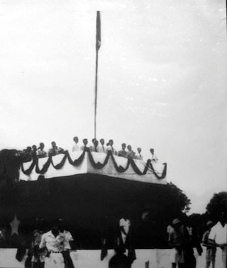 Đúng 14h ngày 2/9/1945, Chủ tịch Hồ Chí Minh bước lên lễ đài, đọc bản Tuyên ngôn độc lập lịch sử, khai sinh ra nước Việt Nam dân chủ cộng hòa, nhà nước công - nông đầu tiên ở Đông Nam Á.