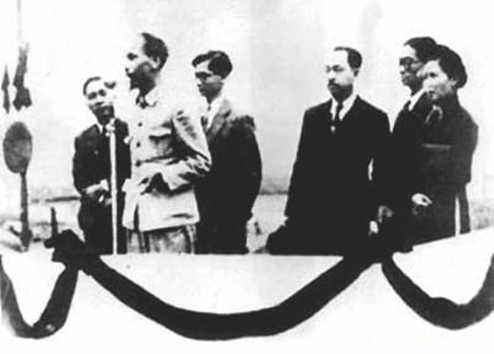 Nhà sử học Dương Trung Quốc khẳng định: “Sự kiện 2/9 Chủ tịch Hồ Chí Minh tuyên bố độc lập, xác lập nền dân chủ cộng hòa, không chỉ chấm dứt chế độ đô hộ của phát xít, thực dân pháp mà còn chấm dứt chế độ phong kiến, đưa đất nước Việt Nam sang thời kỳ lịch sử mới - đó là nền Dân chủ Cộng hòa - để từ sức mạnh của một quốc gia độc lập ấy mà chúng ta tiếp tục cuộc kháng chiến giữ nước để bảo vệ thành quả cách mạng”.