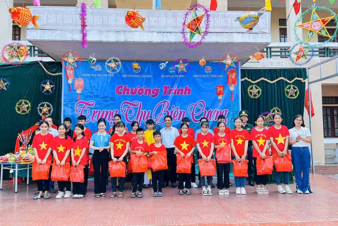 Sách Cánh Diều đến với chương trình Trung thu biên cương của các em học sinh Trường Tiểu học và Trung học cơ sở Sơn Hồng, Hương Sơn, Hà Tĩnh.
