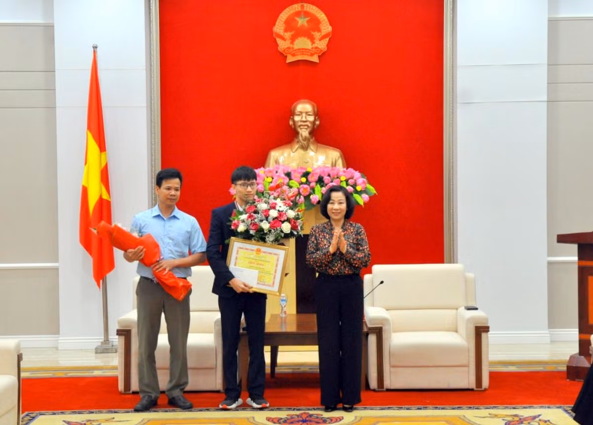 Lãnh đạo tỉnh Quảng Ninh khen thưởng Trần Ngọc Khánh và thầy giáo trực tiếp giảng dạy em (Ảnh: CTV)