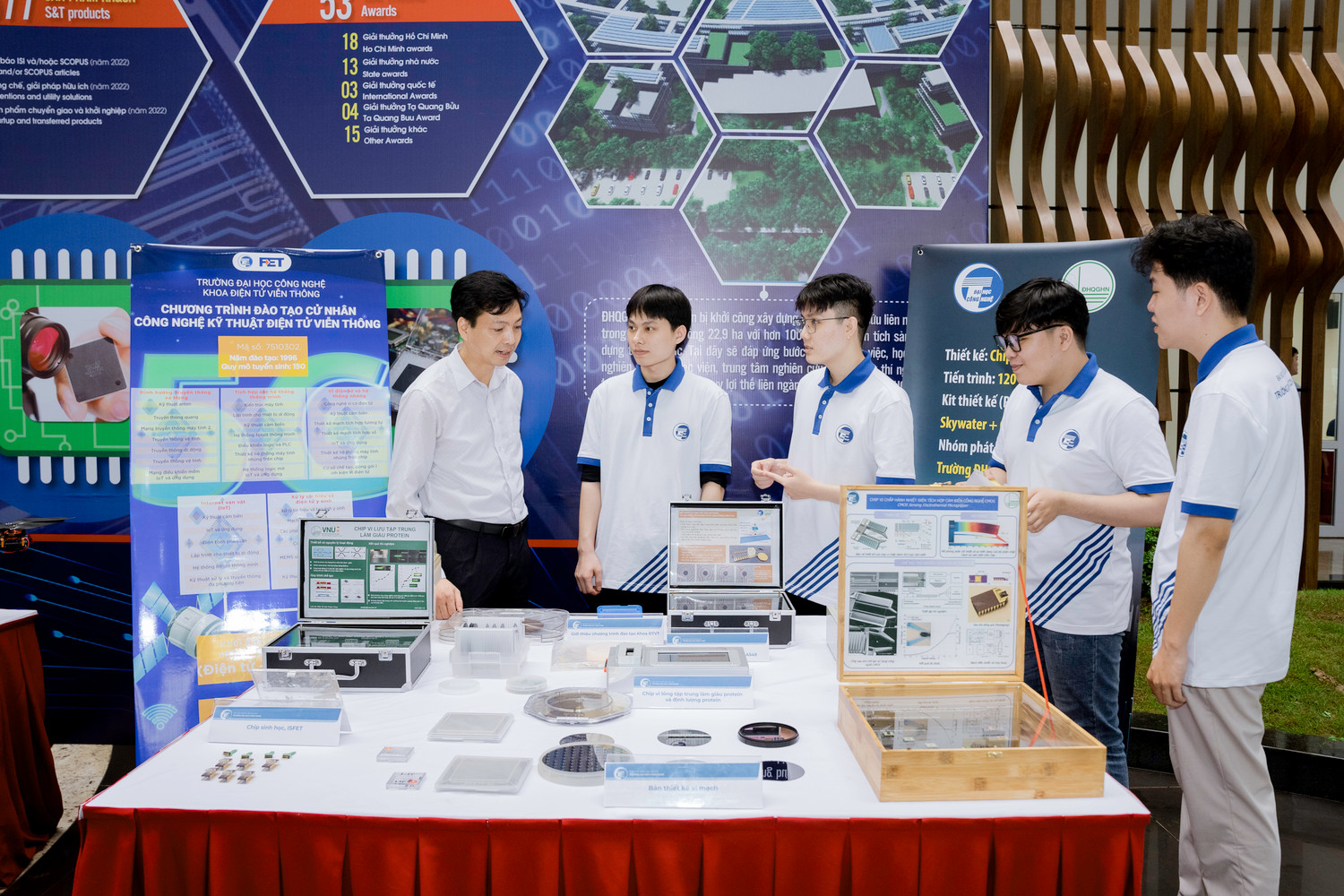 Anh 4_Sản phẩm bán dẫn của Thầy trò trường ĐHCN__.jpg