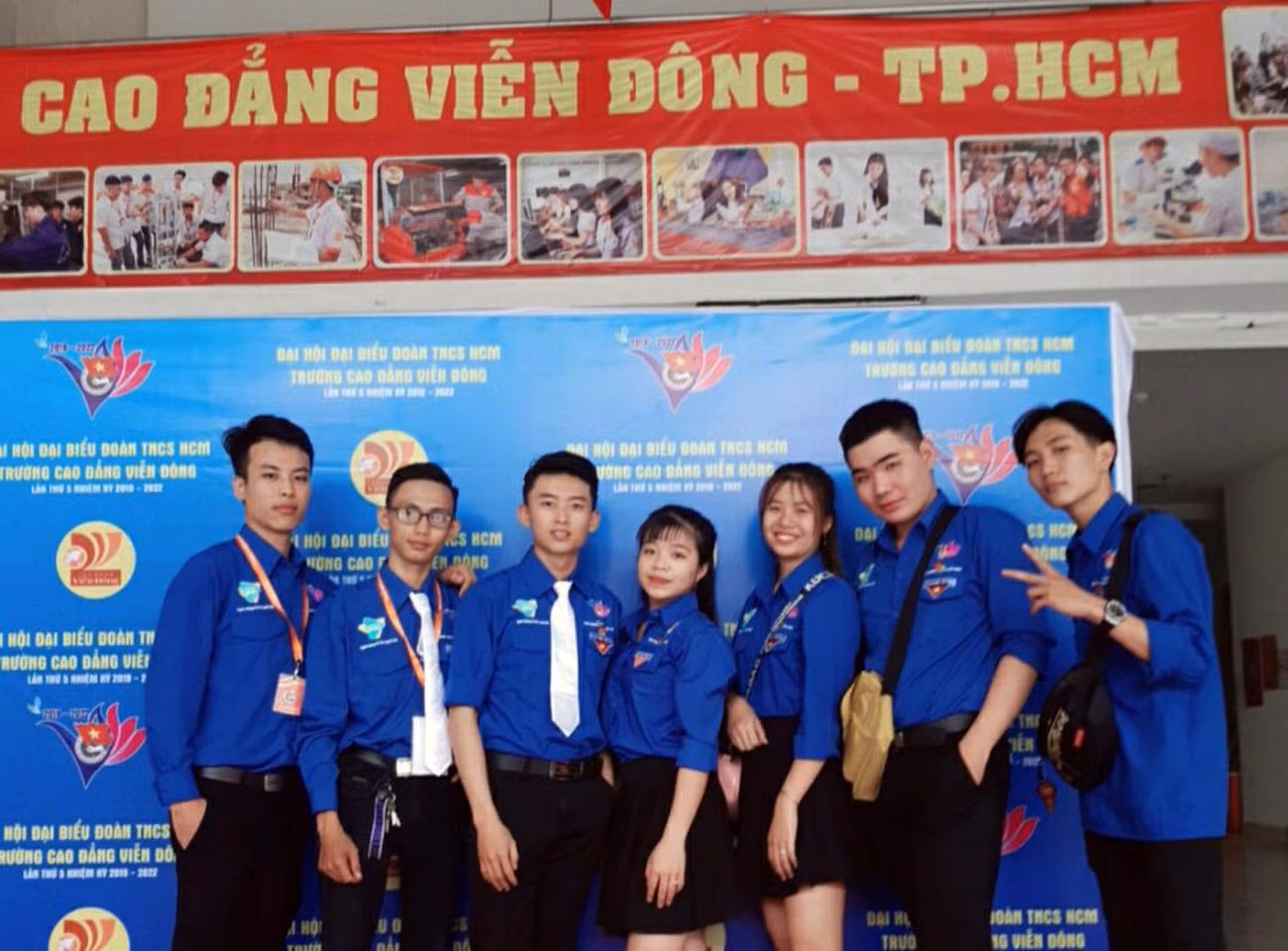 Sinh viên Võ Thanh Đô (ngoài cùng bên trái) và các bạn sinh viên Trường Cao đẳng Viễn Đông. Ảnh: NVCC.