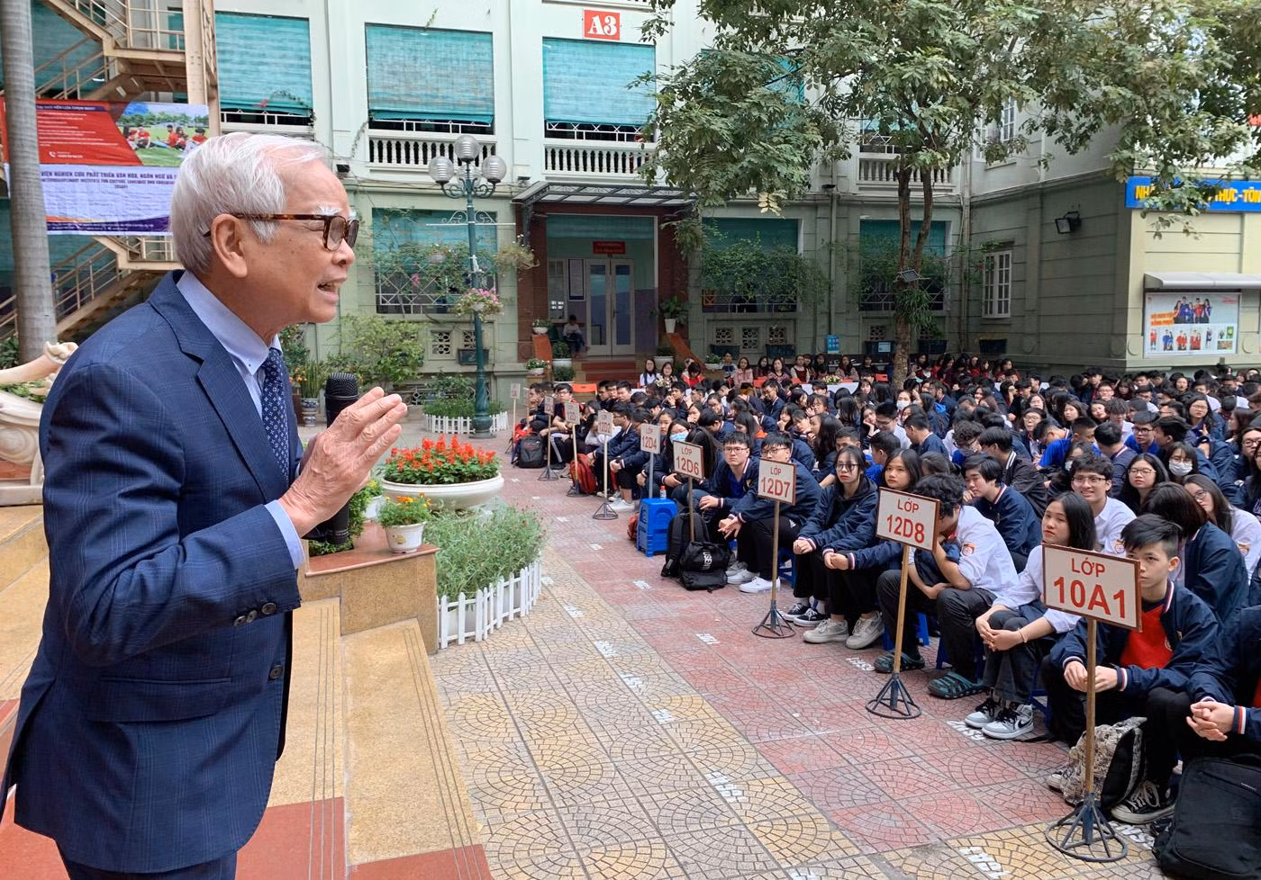 Tiến sĩ Nguyễn Văn Hòa - Chủ tịch Hội đồng quản trị Trường Trung học phổ thông Nguyễn Bỉnh Khiêm tuyên dương hành động dũng cảm của ba em học sinh lớp 11D5. Ảnh: Tùng Dương.