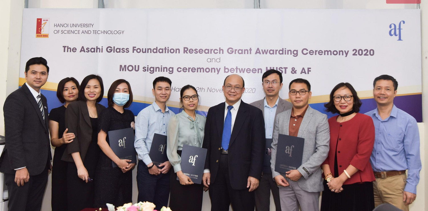 Buổi lễ ký kết online giữa Asahi Glass Foundation và Trường Đại học Bách khoa Hà Nội ngày 12/11/2020. Ảnh: Nhà trường cung cấp.