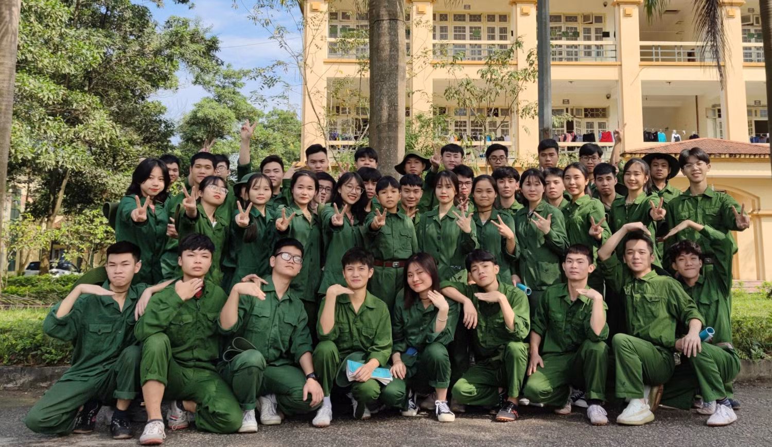 Sinh viên Hoàng Đức Chung và các bạn cùng lớp tại Trường Đại học kỹ thuật công nghiệp (Đại học Thái nguyên). Ảnh: NVCC. Sinh viên Hoàng Đức Chung và các bạn cùng lớp tại Trường Đại học kỹ thuật công nghiệp (Đại học Thái nguyên). Ảnh: NVCC.