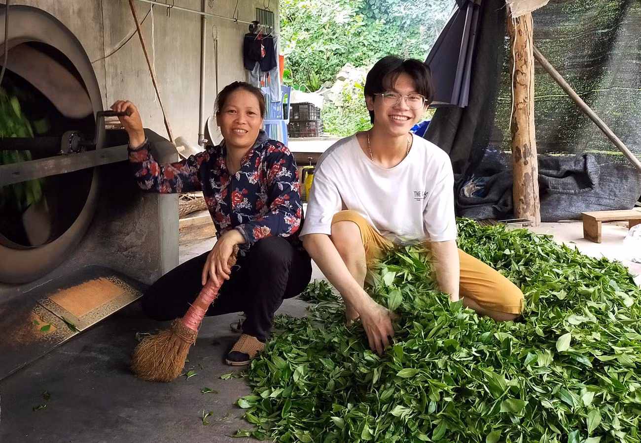 Ngoài giờ học tập, Chung còn phụ giúp mẹ xao chè, làm việc nhà. Ảnh: NVCC. Ngoài giờ học tập, Chung còn phụ giúp mẹ xao chè, làm việc nhà. Ảnh: NVCC.
