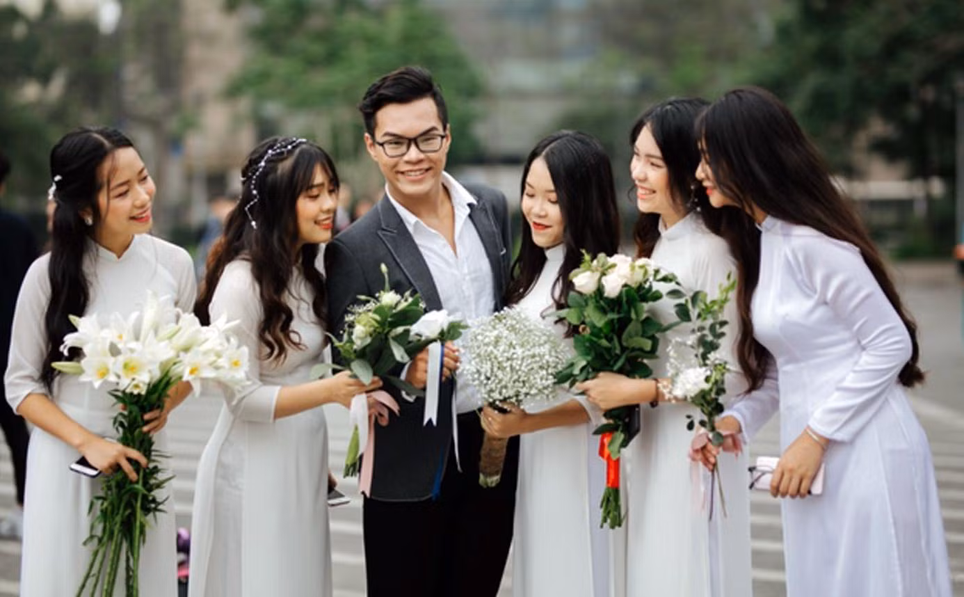 Học sinh Trường Trung học phổ thông chuyên Hà Nội - Amsterdam trong tà áo dài duyên dáng. Ảnh minh họa: H.A. Học sinh Trường Trung học phổ thông chuyên Hà Nội - Amsterdam trong tà áo dài duyên dáng. Ảnh minh họa: H.A.