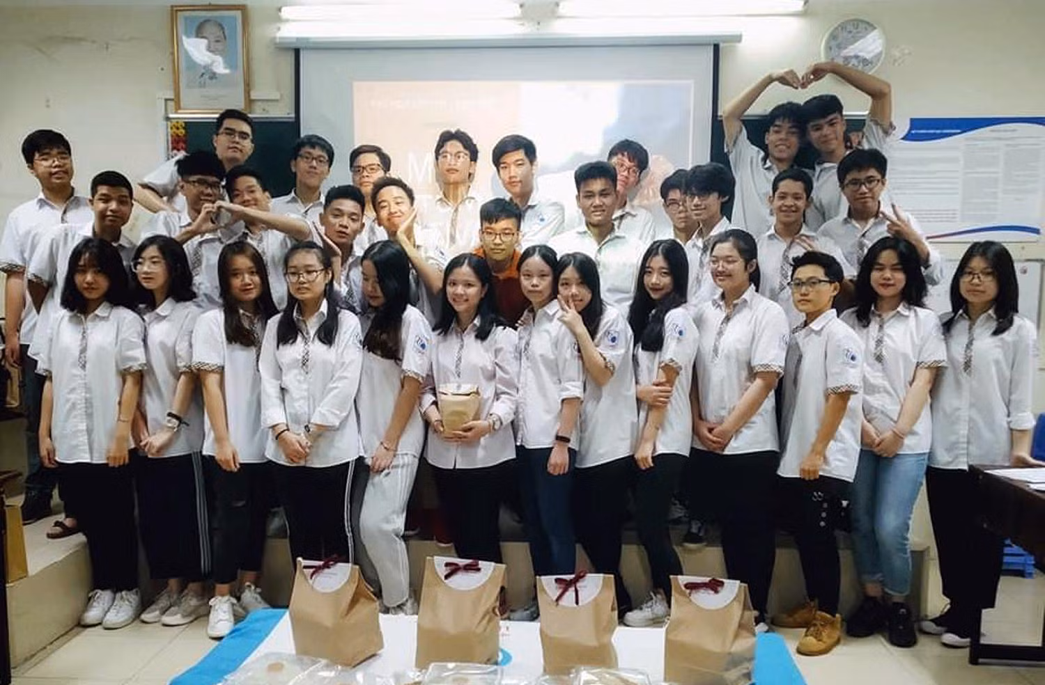 Các em học sinh lớp 11a1 Trường Trung học cơ sở & Trung học phổ thông M.V. Lômônôxốp (Nam Từ Liêm, Hà Nội) Ảnh: NVCC. Các em học sinh lớp 11a1 Trường Trung học cơ sở & Trung học phổ thông M.V. Lômônôxốp (Nam Từ Liêm, Hà Nội) Ảnh: NVCC.