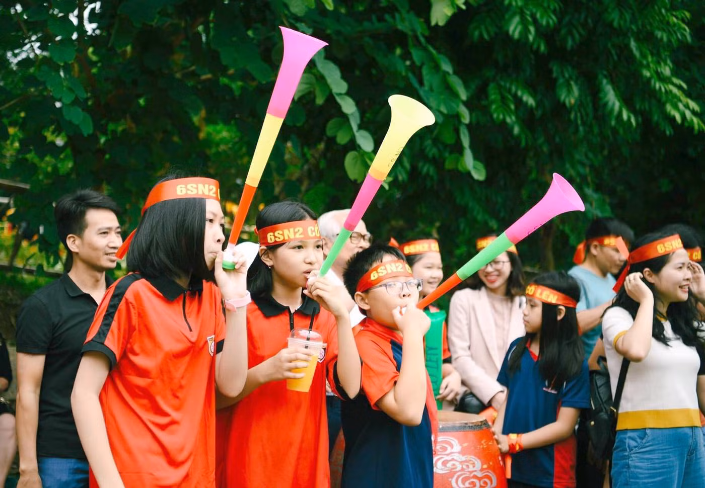 Bác sĩ Phúc nói: "Việc đóng cửa trường gây ảnh hưởng rất lớn đến hệ thống giáo dục, và như vậy chúng ta sẽ phải “trả giá” trong tương lai sẽ vô cùng khủng khiếp, đó sẽ là những đứa trẻ không “lành lặn” về tinh thần, thể chất, học thức,… đó sẽ là những hệ lụy rất ghê gớm”. Ảnh minh họa: T.D. Bác sĩ Phúc nói: "Việc đóng cửa trường gây ảnh hưởng rất lớn đến hệ thống giáo dục, và như vậy chúng ta sẽ phải “trả giá” trong tương lai sẽ vô cùng khủng khiếp, đó sẽ là những đứa trẻ không “lành lặn” về tinh thần, thể chất, học thức,… đó sẽ là những hệ lụy rất ghê gớm”. Ảnh minh họa: T.D.