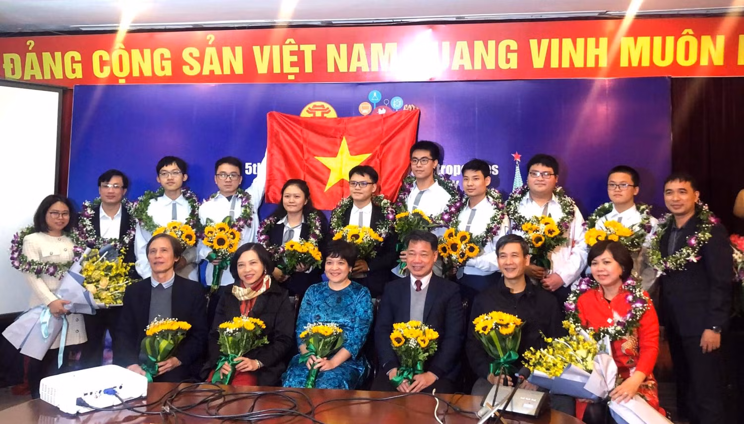 Ban giám hiệu Trường Trung học phổ thông chuyên Hà Nội - Amsterdam, và các thành viên ban chỉ đạo cùng 8 em học sinh đạt giải trong kì thi Quôc tế IOM 2020. Đặc biệt em Nguyễn Duy Anh học sinh lớp 12 Hóa 1 đạt số điểm cao nhất toàn cuộc thi. Đội tuyển quốc gia Việt Nam đứng thứ 2 trên 32 đội tuyển tham dự. Ảnh: Nhà trường cung cấp Ban giám hiệu Trường Trung học phổ thông chuyên Hà Nội - Amsterdam, và các thành viên ban chỉ đạo cùng 8 em học sinh đạt giải trong kì thi Quôc tế IOM 2020. Đặc biệt em Nguyễn Duy Anh học sinh lớp 12 Hóa 1 đạt số điểm cao nhất toàn cuộc thi. Đội tuyển quốc gia Việt Nam đứng thứ 2 trên 32 đội tuyển tham dự. Ảnh: Nhà trường cung cấp