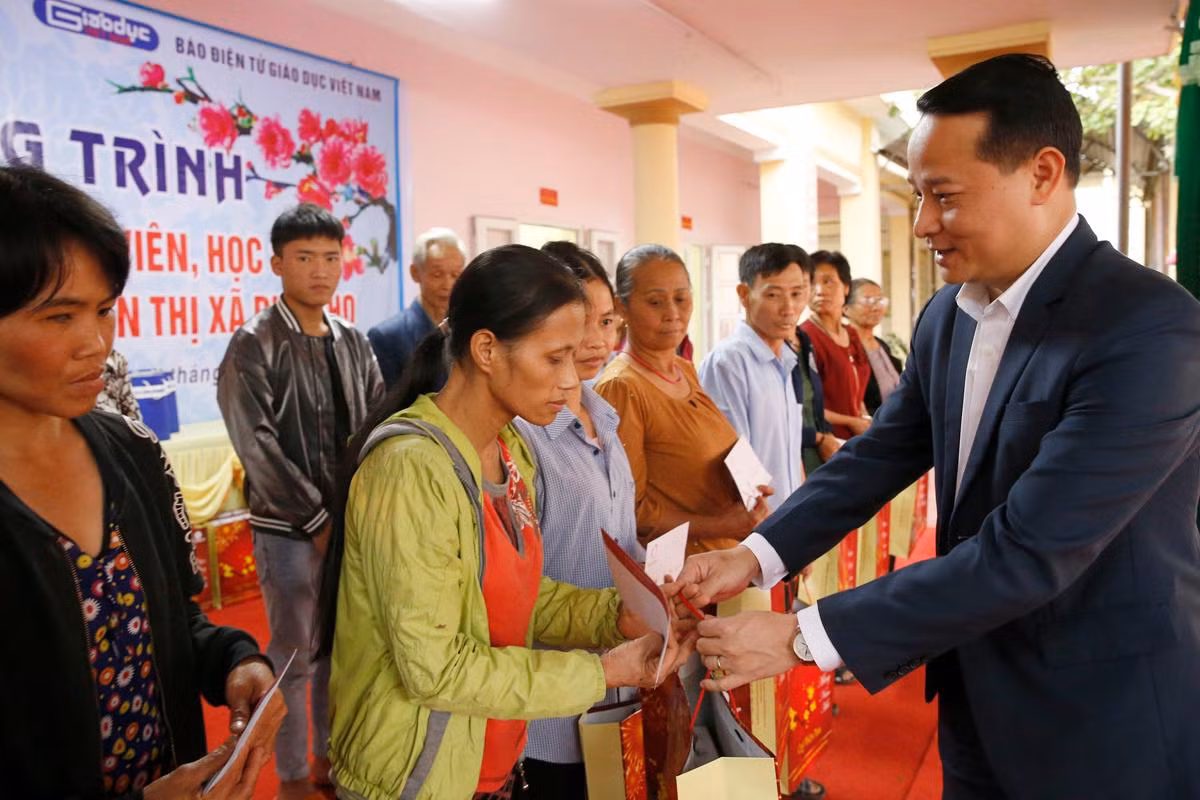 Ông Nguyễn Công Huân - Phó chủ tịch Ủy ban nhân dân thị xã Phú Thọ đang trao quà Tết cho các hộ dân có hoàn cảnh khó khăn tại Thị xã Phú Thọ. Ảnh: Tùng Dương.