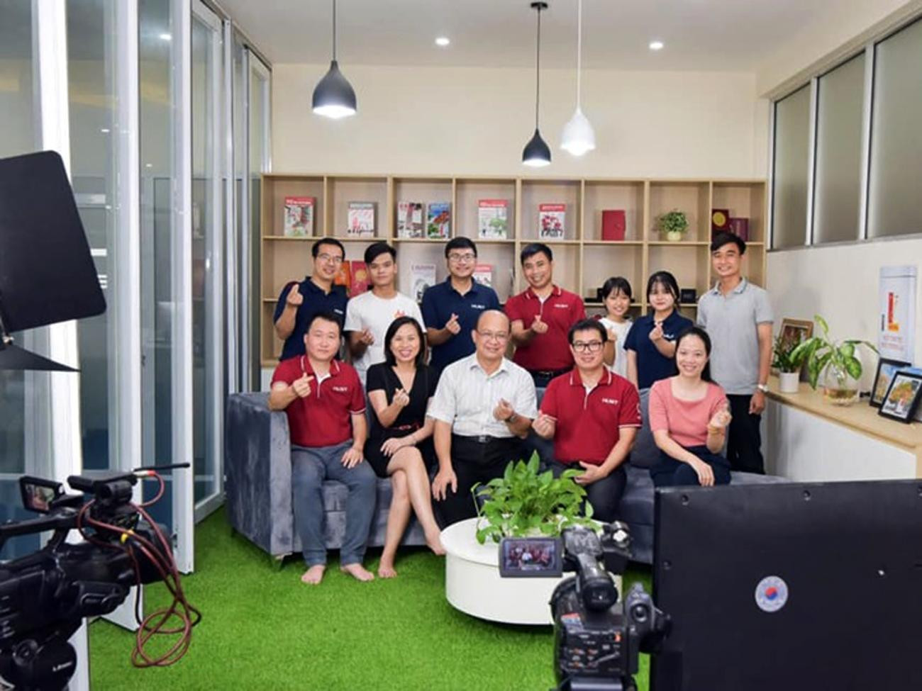 Phó giáo sư, Tiến sỹ Huỳnh Quyết Thắng (ngồi giữa) trong một buổi tư vấn trực tuyến của Trường Đại học Bách Khoa Hà Nội. Ảnh: Nhà trường cung cấp.