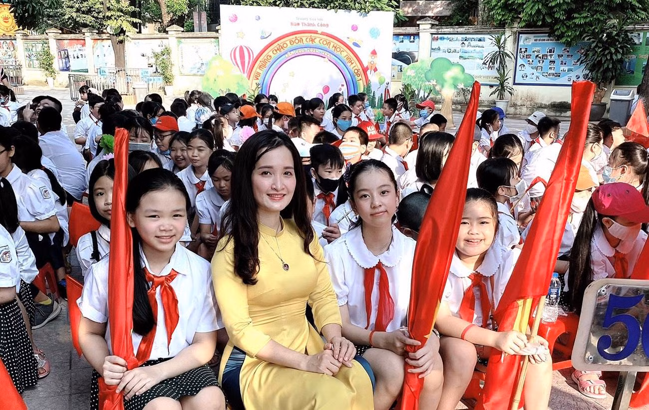 Cô Ngọc Anh cho biết: "Nghề giáo đã khiến mình thay đổi rất nhiều, từ một người có thiên hướng khuôn mẫu, khép mình, giờ đã trở nên vui vẻ, nhiệt huyết và sẵn sàng mở lòng với mọi người để cho đi, nhất là các em học sinh". Ảnh: NVCC.
