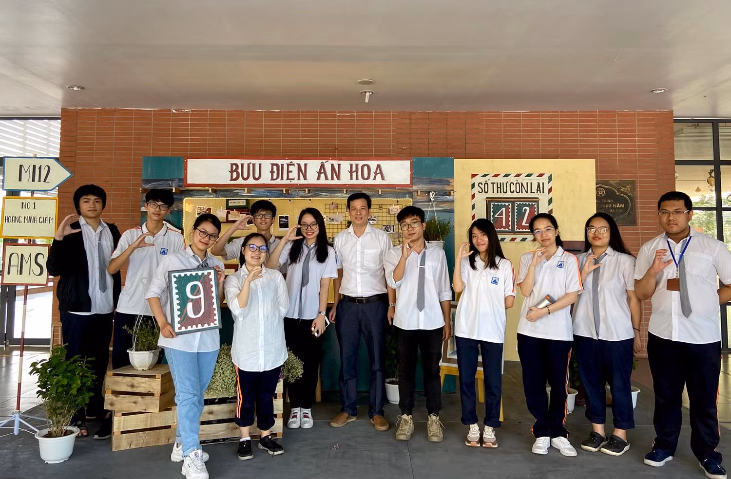 Thầy Nguyễn Văn Bắc – Tổ Phó chuyên môn Tiếng Anh và các em học sinh Trường Trung học phổ thông chuyên Hà Nội - Amsterdam. Ảnh: NVCC. Thầy Nguyễn Văn Bắc – Tổ Phó chuyên môn Tiếng Anh và các em học sinh Trường Trung học phổ thông chuyên Hà Nội - Amsterdam. Ảnh: NVCC.
