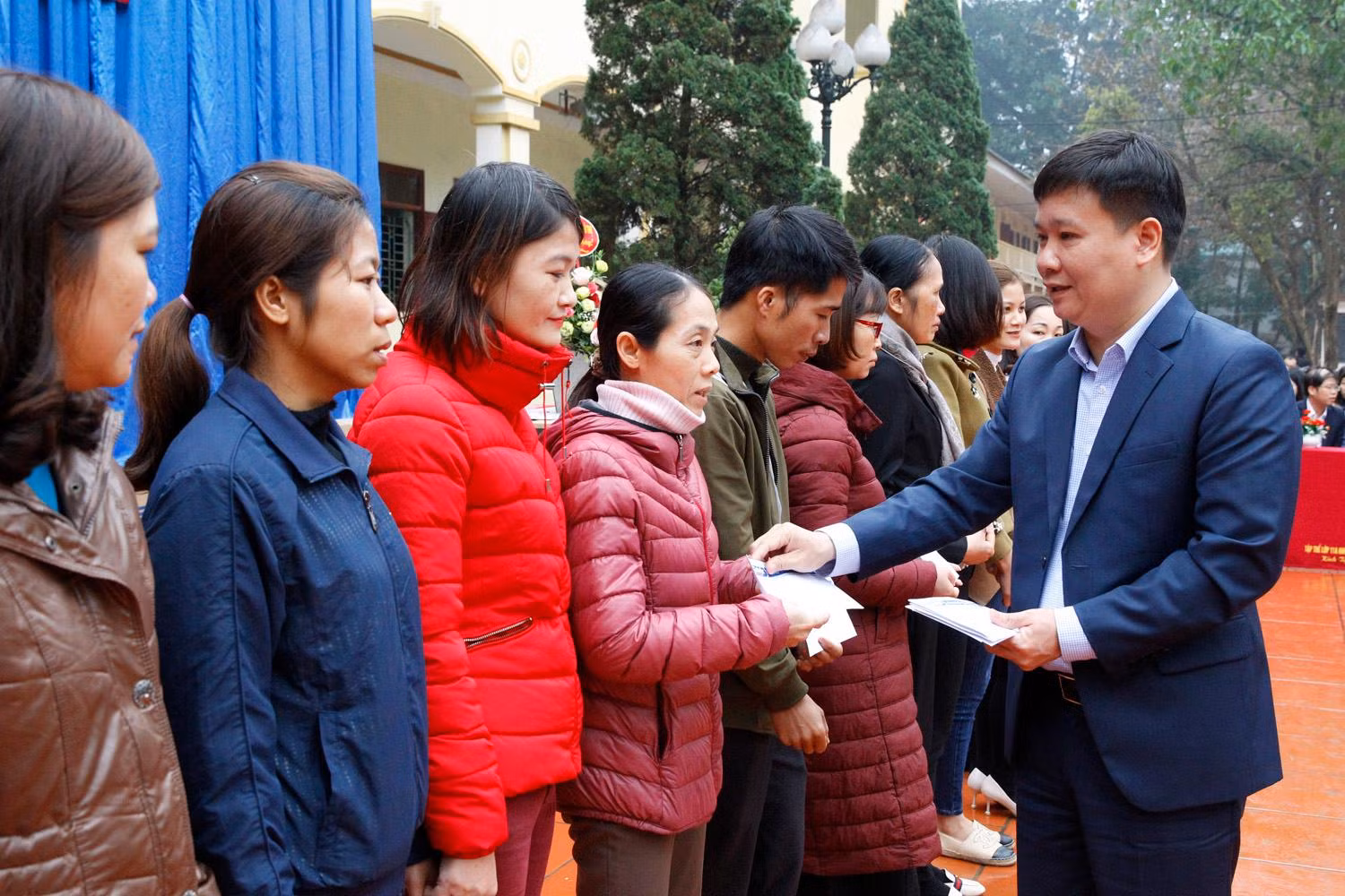 Nhà báo Nguyễn Tiến Bình thăm hỏi, tặng quà một số giáo viên có thành tích trong sự nghiệp Giáo dục tại thị xã Phú Thọ. Ảnh: Tùng Dương.