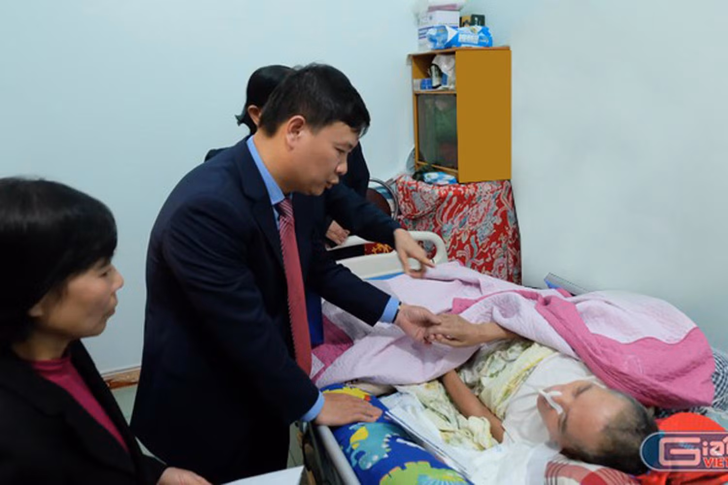 Nhà báo Nguyễn Tiến Bình – Tổng Biên tập Tạp chí điện tử Giáo dục Việt Nam trao quà cho Thầy giáo Phạm Đình Thoan - Cựu giáo chức tại thị xã Phú Thọ. Ảnh: Lại Cường.