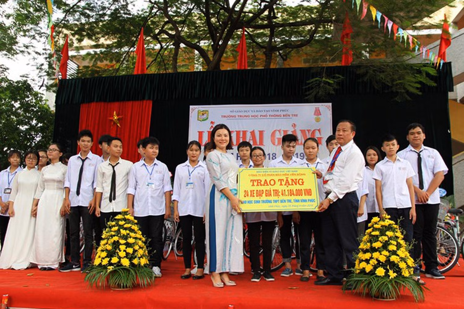 Bà Vũ Hồng Nhung - Trưởng phòng truyền thông Tạp chí điện tử Giáo dục Việt Nam trao tặng 24 chiếc xe đạp cho học sinh nghèo vượt khó tại Trường Trung học phổ thông Bến Tre, tỉnh Vĩnh Phúc. Ảnh: Vũ Phương.