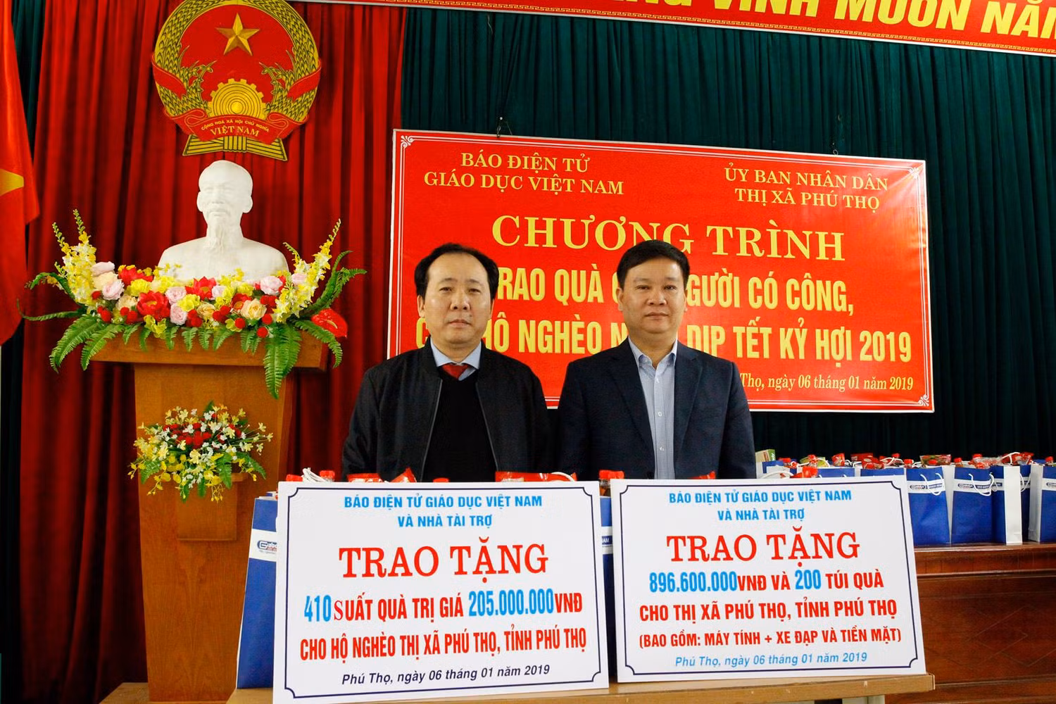 Nhà báo Nguyễn Tiến Bình - Tổng biên tập Tạp chí điện tử Giáo dục Việt Nam (bên phải) trao tặng xe đạp, máy tính và nhiều phần quà nhân dịp Tết cổ truyền năm 2019 tại Thị xã Phú Thọ, tỉnh Phú Thọ. Ảnh: Tùng Dương.