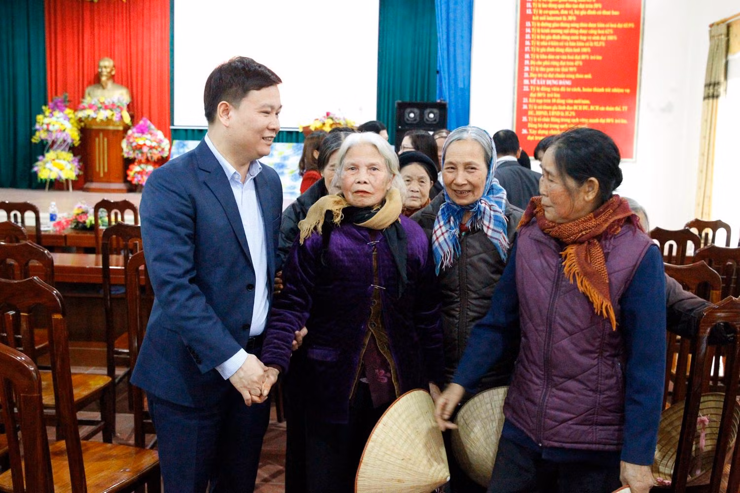 Nhà báo Nguyễn Tiến Bình - Tổng biên tập Tạp chí điện tử Giáo dục Việt Nam luôn quan tâm đến các hộ nghèo, hộ có hoàn cảnh khó khăn tại Thị xã Phú Thọ, tỉnh Phú Thọ. Ảnh: Tùng Dương.