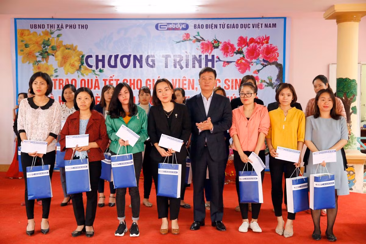Nhà báo Nguyễn Tiến Bình – Tổng Biên tập Tạp chí điện tử Giáo dục Việt Nam trao quà cho các một số giáo viên đã khắc phục hoàn cảnh, nỗ lực hoàn thành nhiệm vụ. Ảnh: Tùng Dương.
