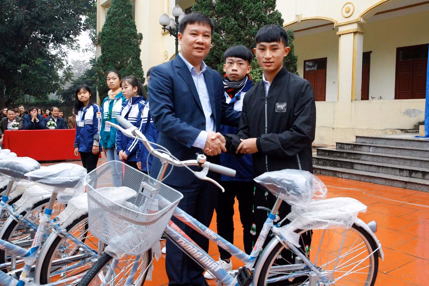 Nhà báo Nguyễn Tiến Bình - Tổng biên tập Tạp chí điện tử Giáo dục Việt Nam trao tặng xe đạp cho các em học sinh có hoàn cảnh khó khăn tại Thị xã Phú Thọ, tỉnh Phú Thọ. Ảnh: Tùng Dương.