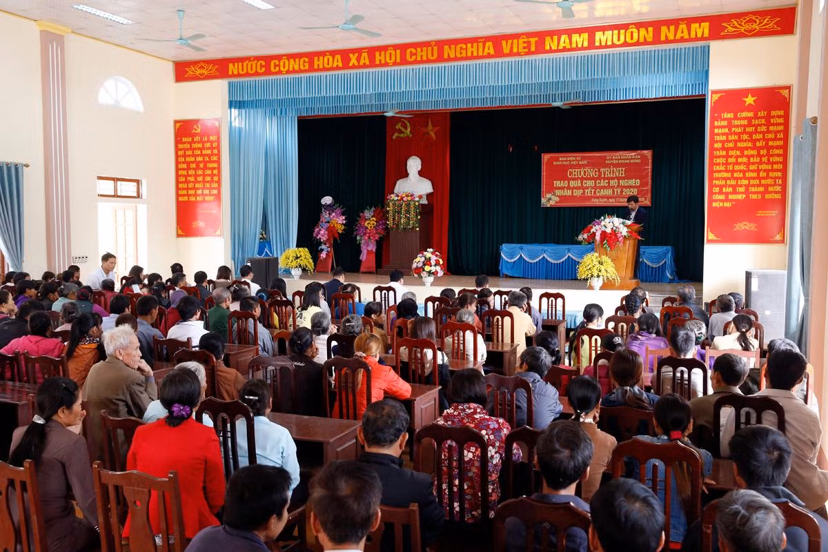 Vào mỗi dịp Tết đến Xuân về, lãnh đạo Tạp chí điện tử Giáo dục Việt Nam trực tiếp đến thăm hỏi nhiều gia đình người có công. Ảnh: Tùng Dương.