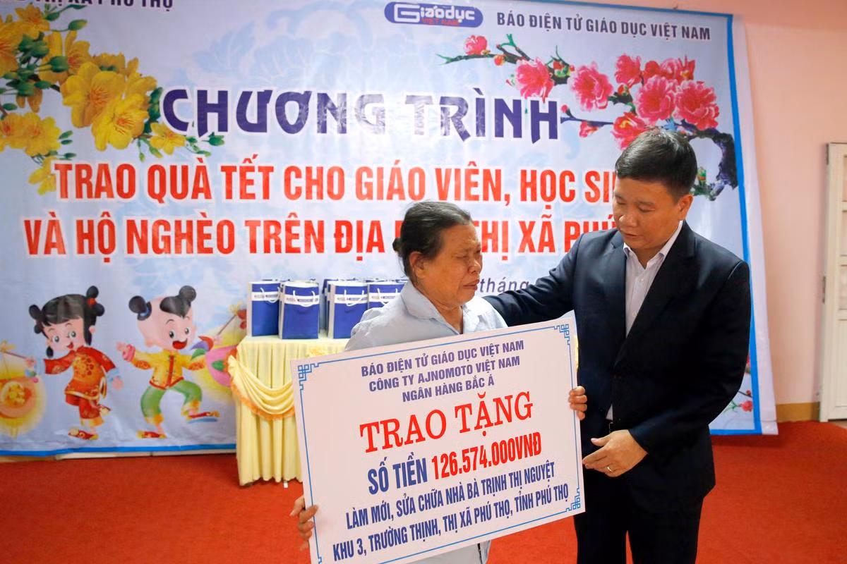 Nhà báo Nguyễn Tiến Bình – Tổng Biên tập Tạp chí điện tử Giáo dục Việt Nam trao số tiền để làm mới và sửa chữa 2 căn nhà cho người dân tại Thị xã Phú Thọ nhân dịp Tết cổ truyền 2020. Ảnh: Tùng Dương.