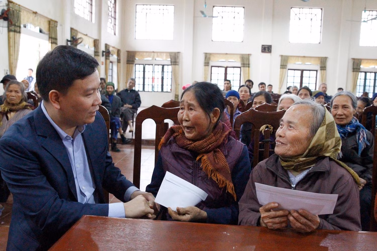Tổng Biên tập Nguyễn Tiến Bình hỏi người dân có hoàn cảnh khó khăn. Ảnh: Tùng Dương.