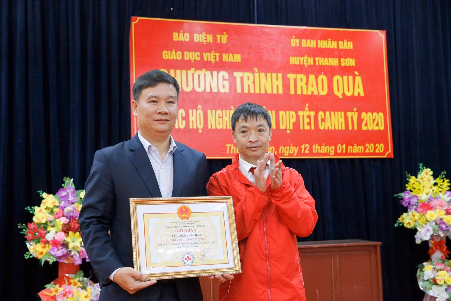Huyện Thanh Sơn, tỉnh Phú Thọ trao tặng Nhà báo Nguyễn Tiến Bình – Tổng Biên tập Tạp chí điện tử Giáo dục Việt Nam ghi nhận tấm lòng nhân đạo vì có rất nhiều đóng góp quan trọng vào công tác thiện nguyện tại địa phương. Ảnh: Tùng Dương.