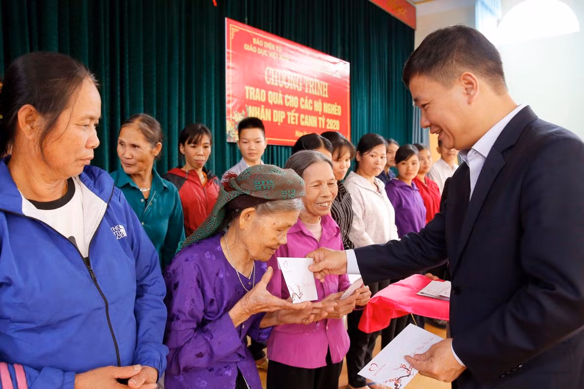 Nhà báo Nguyễn Tiến Bình - Tổng biên tập Tạp chí điện tử Giáo dục Việt Nam trao tặng quà Tết cho một số hộ nghèo tại Huyện Đoan Hùng, tỉnh Phú Thọ nhân dịp Tết Canh Tý 2020. Ảnh: Tùng Dương.