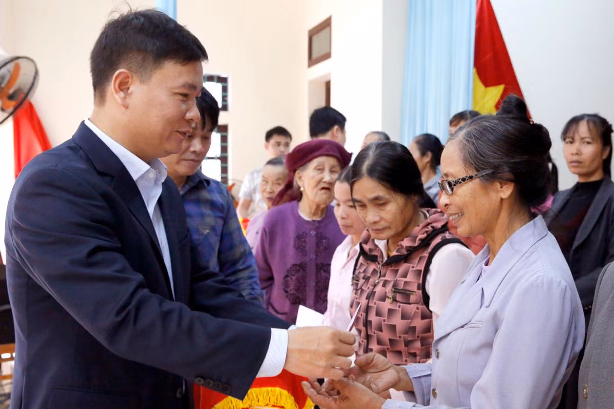 Tổng Biên tập Tạp chí điện tử Giáo dục Việt Nam thăm hỏi động viên các gia đình có công tại Thị xã Phú Thọ. Ảnh: Tùng Dương.