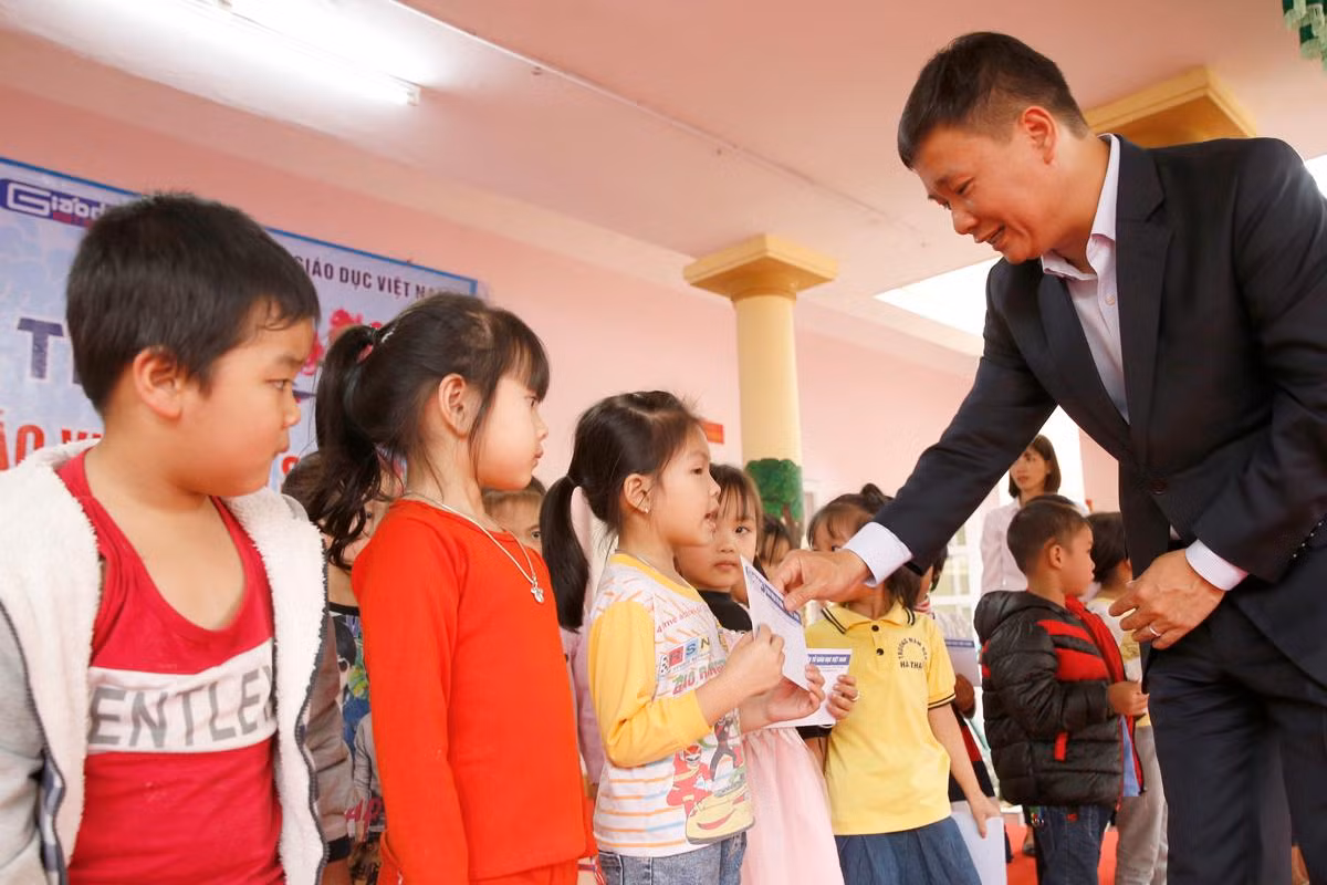 Nhà báo Nguyễn Tiến Bình – Tổng Biên tập Tạp chí điện tử Giáo dục Việt Nam trao quà cho các cháu học sinh nhân dịp Tết cổ truyền 2020 tại thị xã Phú Thọ. Ảnh: Tùng Dương.