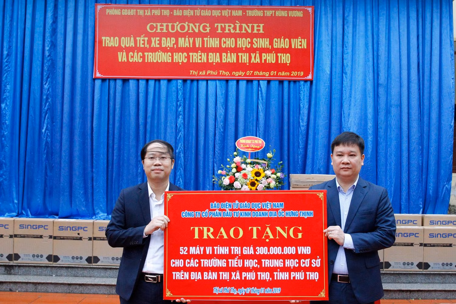 Nhà báo Nguyễn Tiến Bình - Tổng biên tập Tạp chí điện tử Giáo dục Việt Nam (bên phải) trao tặng 52 bộ máy tính cho một số trường học tại Thị xã Phú Thọ, tỉnh Phú Thọ. Ảnh: Tùng Dương.