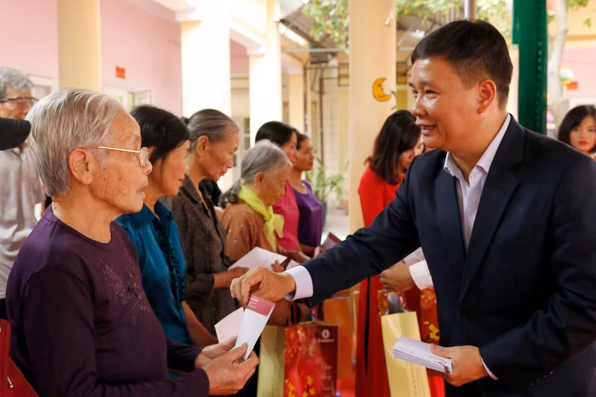 Thăm hỏi động viên các cụ cao tuổi nhân dịp Tết đến xuân về là việc làm truyền thống của Tạp chí điện tử Giáo dục Việt Nam. Ảnh: Tùng Dương.