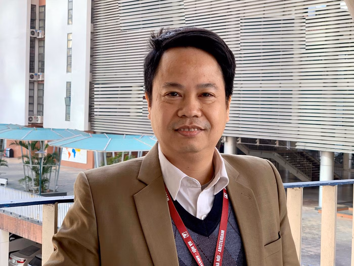 Thầy Khuất Duy Dũng: "Nhớ lại hồi cấp III, được học những thầy cô dạy Lịch sử rất hay nên tôi cũng ảnh hưởng khá nhiều, từ đó ấp ủ ước mơ sau này được làm giáo viên dạy Lịch sử". Ảnh: Tùng Dương.