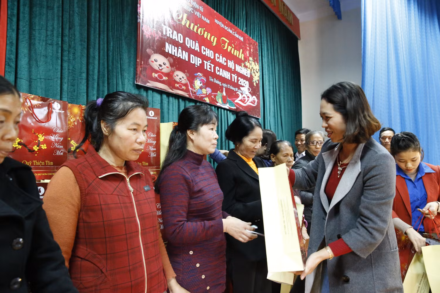 Bà Đỗ Thị Kim Quý - huyện Ủy viên, Bí thư huyện đoàn Cẩm Khê (Phú Thọ) cùng Tạp chí điện tử Giáo dục Việt Nam trao quà cho các gia đình có hoàn cảnh khó khăn tại xã Chương Xá. Ảnh: Tùng Dương.