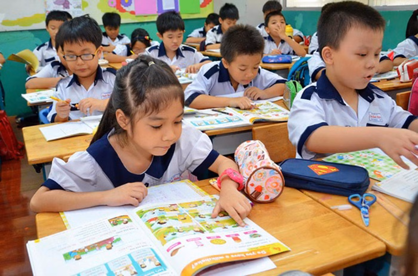 Với tiếng Anh ở lớp 1 chủ yếu là để các con làm quen, thông qua kênh nghe để tiếp thu kiến thức. Ảnh minh họa: H.A.