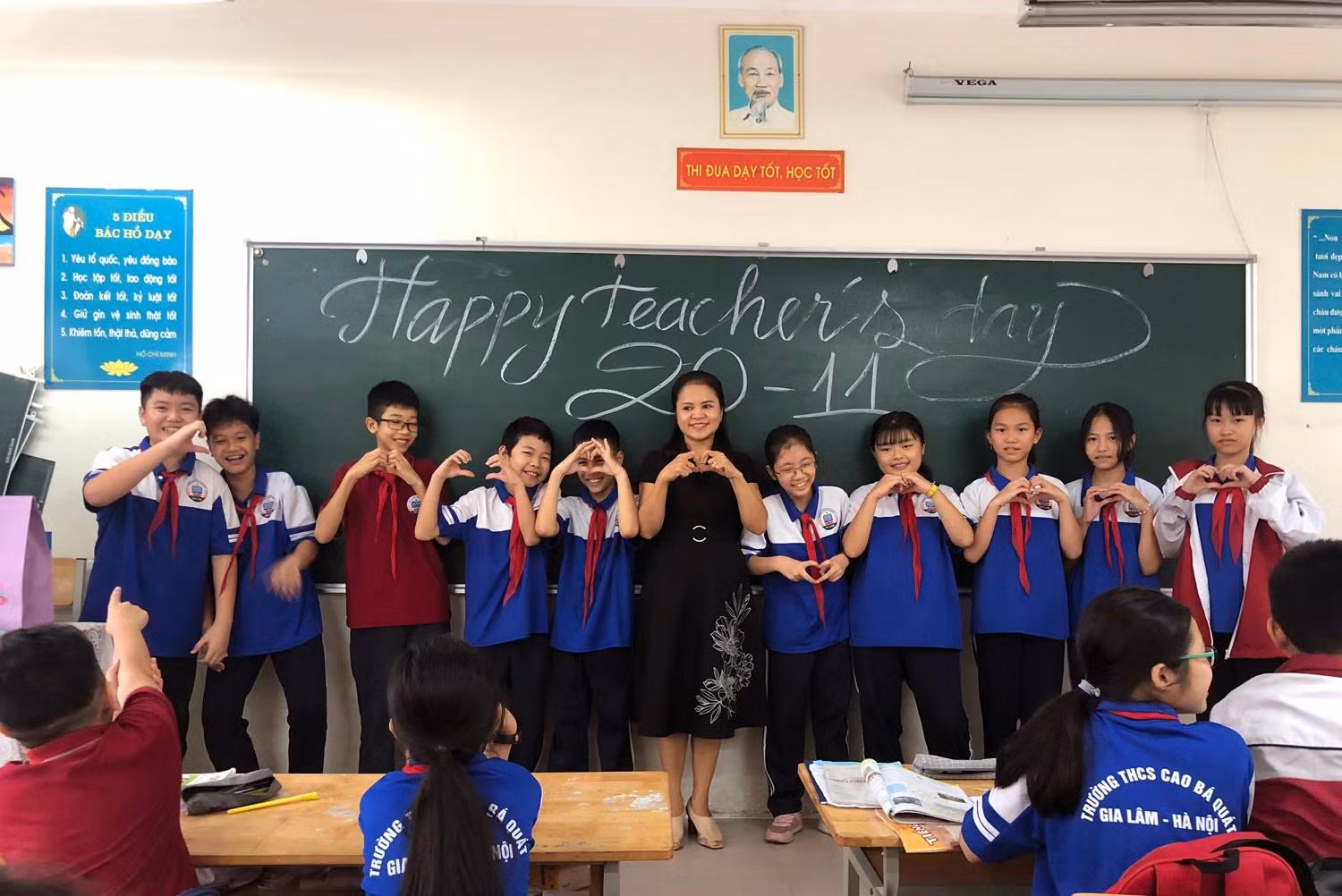 Cô Lan Anh với các em học sinh Trường Trung học cơ sở Cao Bá Quát (Gia Lâm, Hà Nội). Ảnh: NVCC. Cô Lan Anh với các em học sinh Trường Trung học cơ sở Cao Bá Quát (Gia Lâm, Hà Nội). Ảnh: NVCC.