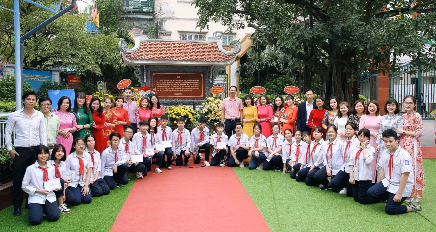 Các em học sinh và giáo viên Trường Trung học cơ sở Lương Yên (quận Hai Bà Trưng, Hà Nội) trong một giờ học ngoại khóa. Ảnh: NVCC. Các em học sinh và giáo viên Trường Trung học cơ sở Lương Yên (quận Hai Bà Trưng, Hà Nội) trong một giờ học ngoại khóa. Ảnh: NVCC.