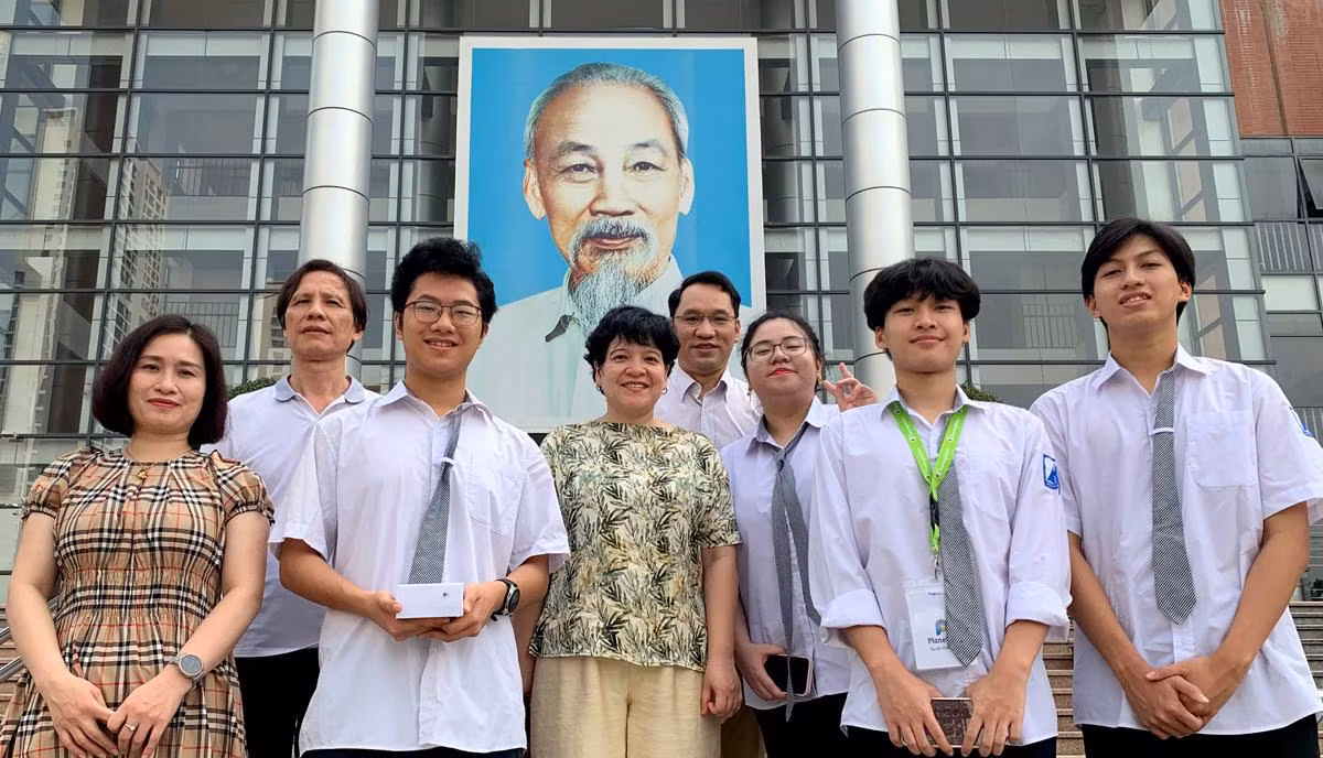 Từ trái qua phải: Chị Đỗ Thị Phương Lan phụ huynh em Phong, thầy Bùi Văn Phúc - Phó hiệu trưởng, em Trần Minh Quang, Nhà giáo Trần Thùy Dương - Hiệu trưởng, anh Vũ Văn Tuy phụ huynh em Thảo Nguyên, em Vũ Thảo Nguyên, em Nguyễn Đình Phong và Bùi Lê Minh Hoàng. Ảnh: Tùng Dương. Từ trái qua phải: Chị Đỗ Thị Phương Lan phụ huynh em Phong, thầy Bùi Văn Phúc - Phó hiệu trưởng, em Trần Minh Quang, Nhà giáo Trần Thùy Dương - Hiệu trưởng, anh Vũ Văn Tuy phụ huynh em Thảo Nguyên, em Vũ Thảo Nguyên, em Nguyễn Đình Phong và Bùi Lê Minh Hoàng. Ảnh: Tùng Dương.