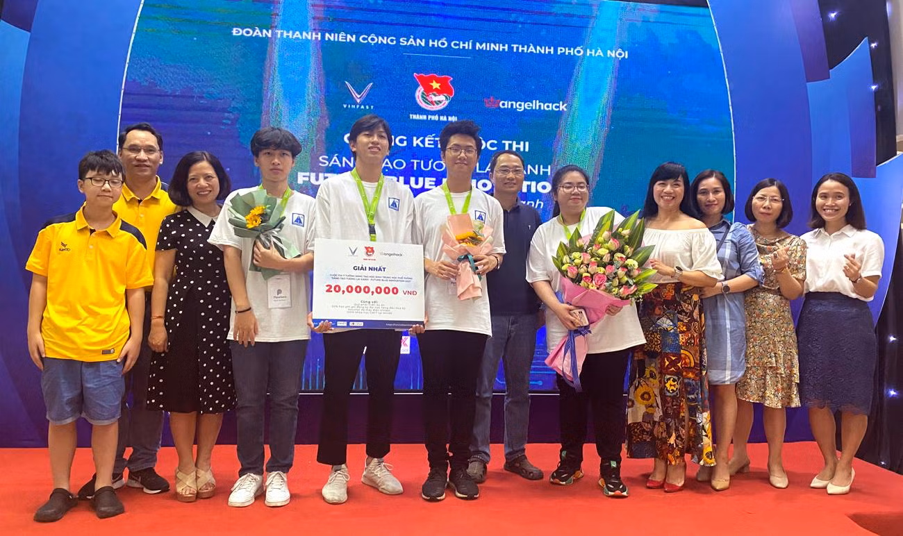 4 em học sinh Trường Ams tại lễ trao giải cùng cô giáo chủ nhiệm lớp và một số cha mẹ học sinh. Ảnh: Nhà trường cung cấp. 4 em học sinh Trường Ams tại lễ trao giải cùng cô giáo chủ nhiệm lớp và một số cha mẹ học sinh. Ảnh: Nhà trường cung cấp.