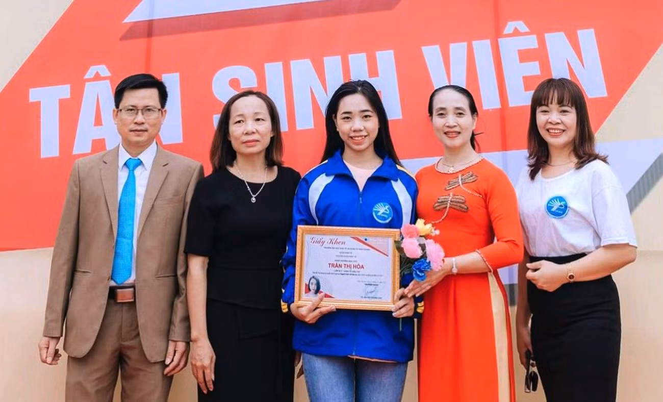 Sinh viên Trần Thị Hòa và mẹ (người mặc áo đen) cùng các thầy cô tại khoa Kinh tế đầu tư Trường Đại học Kinh tế và Quản trị kinh doanh (Đại học Thái Nguyên). Ảnh: NVCC. Sinh viên Trần Thị Hòa và mẹ (người mặc áo đen) cùng các thầy cô tại khoa Kinh tế đầu tư Trường Đại học Kinh tế và Quản trị kinh doanh (Đại học Thái Nguyên). Ảnh: NVCC.