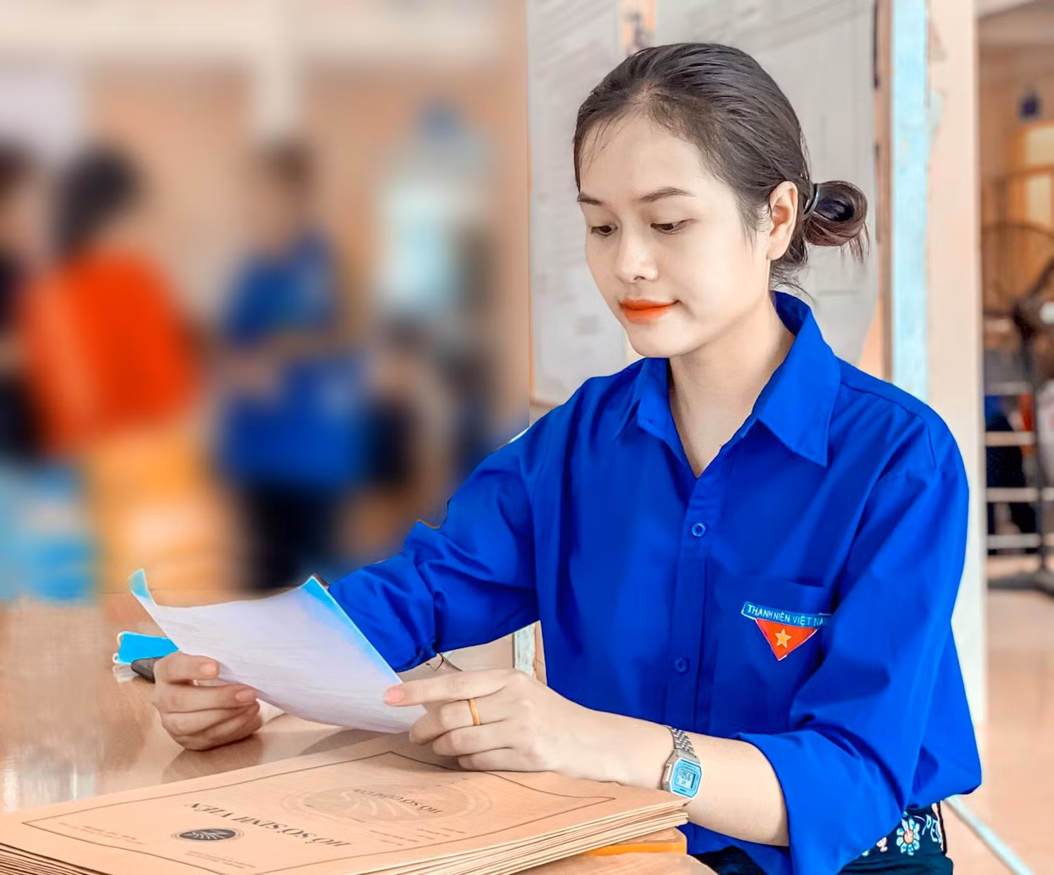 Nhật Minh với hoạt động tham gia tình nguyên viên phục vụ cho kỳ tuyển sinh K 17. Ảnh: NVCC.